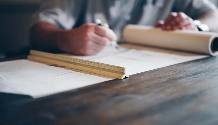 Persona haciendo un plano.