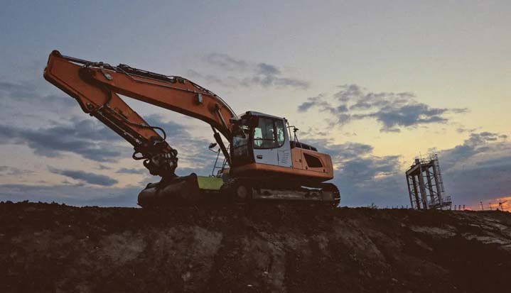 Plano de máquina excavadora trabajando el terreno.