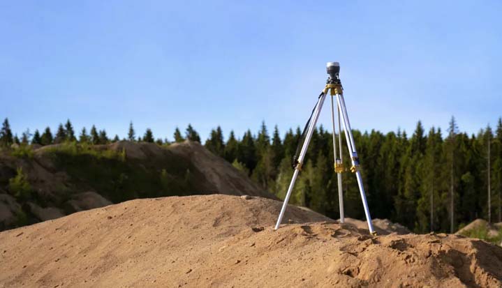 Instrumento topográfico situado sobre una duna.