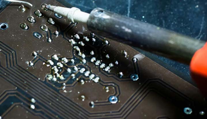 Reparación de una tarjeta de circuito.